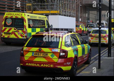 London, Großbritannien. 23. Januar 2023. Krankenwagen am Royal London Hospital in Whitechapel East London während des dritten Angriffs des NHS Unite Ambulance Workers wegen Bezahlung und Personalmangel Credit: MARTIN DALTON/Alamy Live News Stockfoto