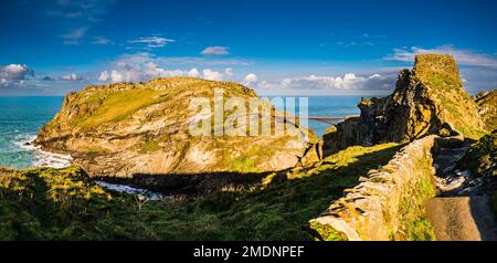 Panoramablick im Winter über Tintagel Castle und Insel, Tintagel, Cornwall, Großbritannien Stockfoto