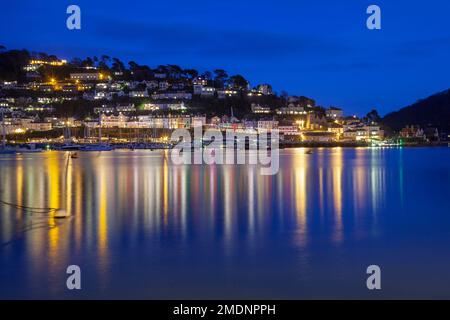 Großbritannien, England, Devon, Dartmouth Harbour, wo Kingwear Riverfront bei Nacht beleuchtet ist Stockfoto