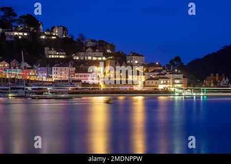 Großbritannien, England, Devon, Dartmouth Harbour, wo Kingwear Riverfront bei Nacht beleuchtet ist Stockfoto