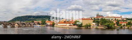 Blick auf das Wasser über den Fluss Moldau zur Burg, Karlsbrücke und Petrin Aussichtsturm, Prag, Tschechische republik Stockfoto