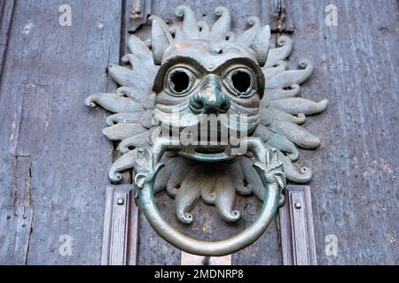 The Sanctuary Knocker an der Tür der Durham Cathedral, in der Stadt Durham, County Durham, Großbritannien. UNESCO-Weltkulturerbe. Stockfoto