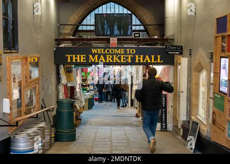 Eingang zur Markthalle - ein Ort für kleine Unternehmen in der Stadt Durham, Großbritannien, zum Handel. Stockfoto