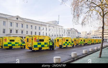 London, Großbritannien. 23. Januar 2023 Krankenwagen wurden vor Wellington Baracke in Schlange gestellt, mit Armeemitarbeitern, die sie fahren, während die Ambulanzarbeiter ihre Streiks über dem Lohn fortsetzen. Kredit: Vuk Valcic/Alamy Live News Stockfoto