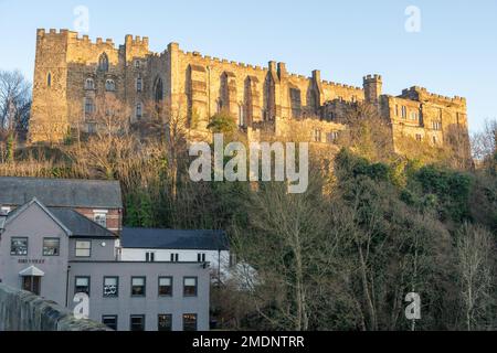 Blick auf Durham Castle von der Stadt Durham, County Durham und der britischen Framwellgate Bridge. Stockfoto