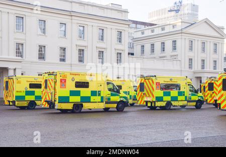 London, Großbritannien. 23. Januar 2023 Krankenwagen wurden vor Wellington Baracke in Schlange gestellt, mit Armeemitarbeitern, die sie fahren, während die Ambulanzarbeiter ihre Streiks über dem Lohn fortsetzen. Kredit: Vuk Valcic/Alamy Live News Stockfoto