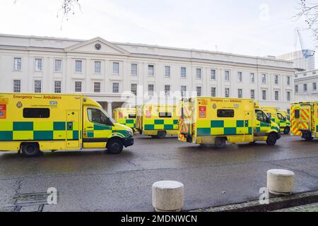 London, Großbritannien. 23. Januar 2023 Krankenwagen wurden vor Wellington Baracke in Schlange gestellt, mit Armeemitarbeitern, die sie fahren, während die Ambulanzarbeiter ihre Streiks über dem Lohn fortsetzen. Kredit: Vuk Valcic/Alamy Live News Stockfoto