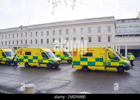 London, Großbritannien. 23. Januar 2023 Krankenwagen wurden vor Wellington Baracke in Schlange gestellt, mit Armeemitarbeitern, die sie fahren, während die Ambulanzarbeiter ihre Streiks über dem Lohn fortsetzen. Kredit: Vuk Valcic/Alamy Live News Stockfoto