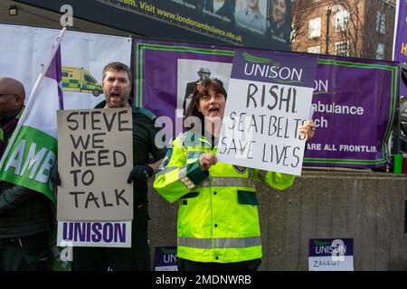 London, Großbritannien. 23. Januar 2023. Krankenwagen streikende Mitarbeiter vor Waterloo Ambulanzstation an der Streikpostierlinie über Bezahlung Richard Lincoln/Alamy Live News Stockfoto