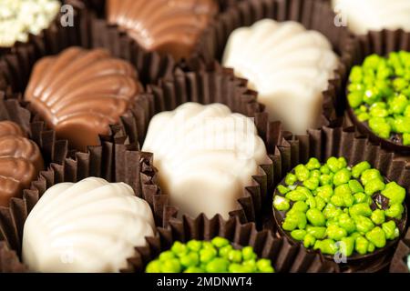 Schokolade. Feine Schokoladensorten mit weißer, dunkler und Milchschokolade. Praline Schokoladenbonbons. Schließen Stockfoto