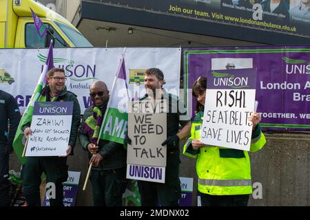 London, UK, 23. Januar 2023, Streikende im Rettungsdienst vor der Waterloo Ambulance Station an der Streikposten über Bezahlung Richard Lincoln/Alamy Live News Stockfoto