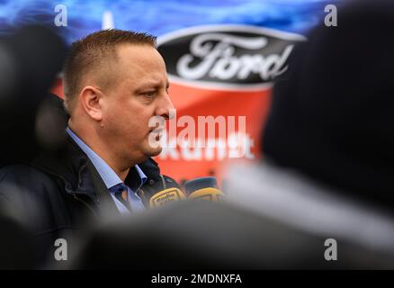 Köln, Deutschland. 23. Januar 2023. Benjamin Gruschka, Vorsitzender des Ford-Betriebsrats, spricht mit Journalisten außerhalb des Werks. Nach Angaben des betriebsrats möchte der Automobilhersteller Ford an seinem Standort in Köln in großem Umfang Arbeitsplätze abbauen. Wenn das Management seinen aktuellen Plan durchsetzt, könnten bis zu 3200 Arbeitsplätze eliminiert werden. (Dpa: 'IG Metall: Ford will bis zu 3200 Arbeitsplätze in Köln abbauen') Kredit: Oliver Berg/dpa/Alamy Live News Stockfoto