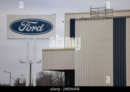 Köln, Deutschland. 23. Januar 2023. Auf dem Werksgelände steht ein Ford-Logo. Nach Angaben des betriebsrats möchte der Automobilhersteller Ford an seinem Standort in Köln in großem Umfang Arbeitsplätze abbauen. Wenn das Management seinen aktuellen Plan durchsetzt, könnten bis zu 3200 Arbeitsplätze eliminiert werden. (Dpa: 'IG Metall: Ford will bis zu 3200 Arbeitsplätze in Köln abbauen') Kredit: Oliver Berg/dpa/Alamy Live News Stockfoto