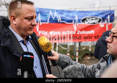 Köln, Deutschland. 23. Januar 2023. Benjamin Gruschka (l), Vorsitzender des Ford-Betriebsrats, spricht mit Journalisten außerhalb des Werks. Nach Angaben des betriebsrats möchte der Automobilhersteller Ford an seinem Standort in Köln in großem Umfang Arbeitsplätze abbauen. Wenn das Management seinen aktuellen Plan durchsetzt, könnten bis zu 3200 Arbeitsplätze eliminiert werden. (Dpa: 'IG Metall: Ford will bis zu 3200 Arbeitsplätze in Köln abbauen') Kredit: Oliver Berg/dpa/Alamy Live News Stockfoto