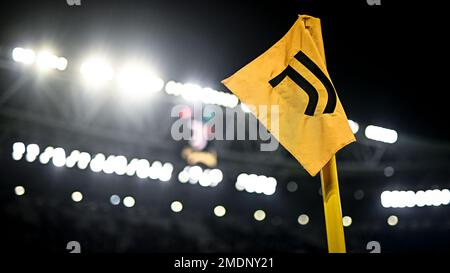 Turin, Italien. 22. Januar 2023. Vor dem Fußballspiel der Serie A zwischen Juventus FC und Atalanta BC ist eine Eckflagge mit dem Logo des FC Juventus zu sehen. Kredit: Nicolò Campo/Alamy Live News Stockfoto