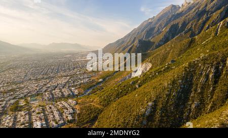 Berge und Himmel in Monterrey, Mexiko Stockfoto