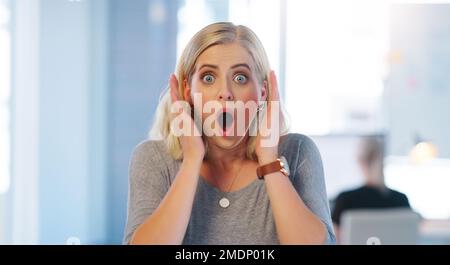 Ich bin total für Got. Porträt einer selbstbewussten jungen Geschäftsfrau, die überrascht aussieht und ihre Hände im Büro nahe an ihrem Gesicht hält. Stockfoto