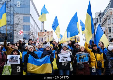 Brüssel, Belgien. 23. Januar 2023. Demonstranten halten Schilder und schwenken ukrainische Flaggen während einer Demonstration zur Unterstützung der Ukraine außerhalb eines EU-Hauptquartiers in Brüssel, Belgien, am 23. Januar 2023. Kredit: ALEXANDROS MICHAILIDIS/Alamy Live News Stockfoto