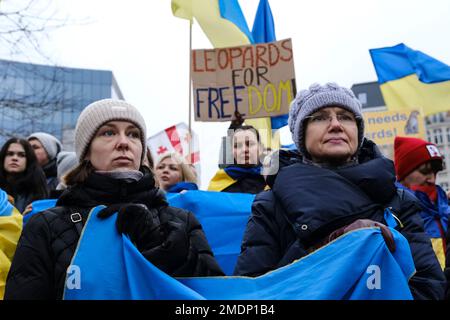 Brüssel, Belgien. 23. Januar 2023. Demonstranten halten Schilder und schwenken ukrainische Flaggen während einer Demonstration zur Unterstützung der Ukraine außerhalb eines EU-Hauptquartiers in Brüssel, Belgien, am 23. Januar 2023. Kredit: ALEXANDROS MICHAILIDIS/Alamy Live News Stockfoto