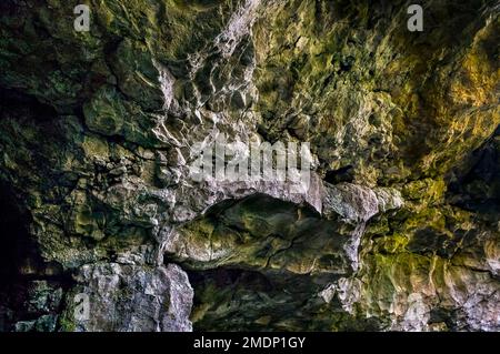 Nachweis der Lösungstätigkeit in Kalkstein in Form von Muschelbildung und Frakturen am Eingang zur Windy Knoll Cave in Castleton, Peak District. Stockfoto