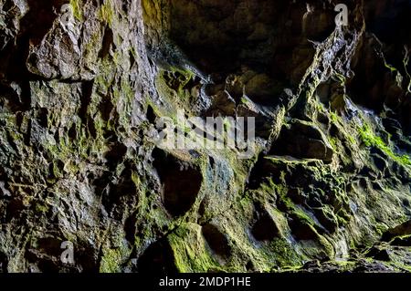 Nachweis der Lösungstätigkeit in Kalkstein in Form von Muschelbildung und Frakturen am Eingang zur Windy Knoll Cave in Castleton, Peak District. Stockfoto