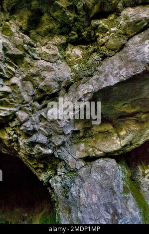 Nachweis der Lösungstätigkeit in Kalkstein in Form von Muschelbildung und Frakturen am Eingang zur Windy Knoll Cave in Castleton, Peak District. Stockfoto