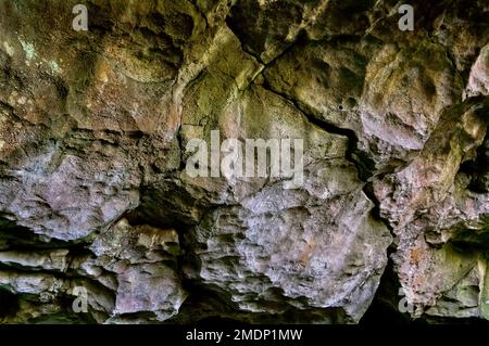 Nachweis der Lösungstätigkeit in Kalkstein in Form von Muschelbildung und Frakturen am Eingang zur Windy Knoll Cave in Castleton, Peak District. Stockfoto