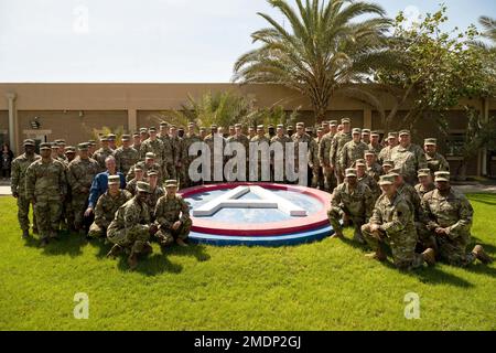 Zivil- und Armeeführer versammelten sich vor dem Hauptquartier "A", um auf der Konferenz des USARCENT-Befehlshabers (ACC) am 26. Juli 2022 in Camp Arifjan, Kuwait, das Leitmotto der USARCENT Forward, "Always First, Always Forward", zu bekräftigen. Gastgeber der Konferenz des USARCENT-Befehlshabers waren Generalleutnant Patrick Frank und Kommandosgt. Major Jacinto Garza, bei der verschiedene Themen im Zusammenhang mit Sicherheitskooperation, Partnerschaftsentwicklung und wichtigen Führungsaufgaben behandelt wurden. Stockfoto