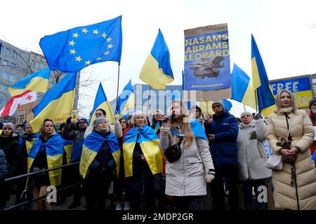 Brüssel, Belgien. 23. Januar 2023. Demonstranten halten Schilder und schwenken ukrainische Flaggen während einer Demonstration zur Unterstützung der Ukraine außerhalb eines EU-Hauptquartiers in Brüssel, Belgien, am 23. Januar 2023. Kredit: ALEXANDROS MICHAILIDIS/Alamy Live News Stockfoto