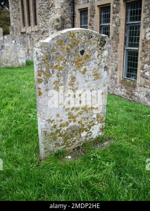 Einsamer Grabstein, der auf dem Friedhof von St. Leonard, Hythe kent, gemacht wurde Stockfoto