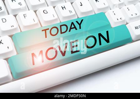 Konzeptionelle Beschriftung Weiter. Geschäftsidee, den Ort zu verlassen, an dem man übernachtet und woanders hinzugehen Stockfoto