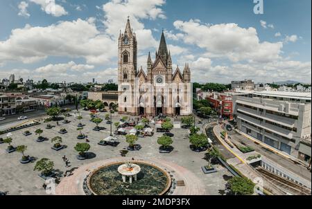 Ein Luftblick auf den Templo Expiatorio del Santisimo Sacramento während des Tages in Guadalajara, Mexiko Stockfoto