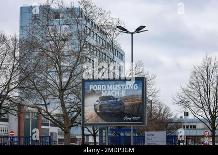 Köln, Deutschland. 23. Januar 2023. Vor dem Haupttor des Ford-Werks steht ein Plakat. Nach Angaben des betriebsrats möchte der Automobilhersteller Ford an seinem Standort in Köln in großem Umfang Arbeitsplätze abbauen. Wenn das Management seinen aktuellen Plan durchsetzt, könnten bis zu 3200 Arbeitsplätze eliminiert werden. (Dpa: 'IG Metall: Ford will bis zu 3200 Arbeitsplätze in Köln abbauen') Kredit: Oliver Berg/dpa/Alamy Live News Stockfoto