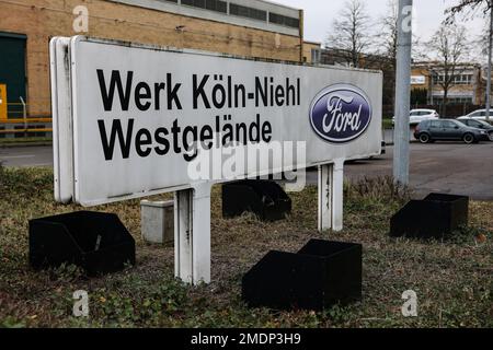 Köln, Deutschland. 23. Januar 2023. Auf dem Werksgelände steht ein Ford-Logo. Nach Angaben des betriebsrats möchte der Automobilhersteller Ford an seinem Standort in Köln in großem Umfang Arbeitsplätze abbauen. Wenn das Management seinen aktuellen Plan durchsetzt, könnten bis zu 3200 Arbeitsplätze eliminiert werden. (Dpa: 'IG Metall: Ford will bis zu 3200 Arbeitsplätze in Köln abbauen') Kredit: Oliver Berg/dpa/Alamy Live News Stockfoto