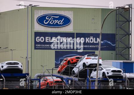 Köln, Deutschland. 23. Januar 2023. Autos stehen auf Transportfahrzeugen auf dem Werksgelände von Ford. Nach Angaben des betriebsrats möchte der Automobilhersteller Ford an seinem Standort in Köln in großem Umfang Arbeitsplätze abbauen. Wenn das Management seinen aktuellen Plan durchsetzt, könnten bis zu 3200 Arbeitsplätze eliminiert werden. (Dpa: 'IG Metall: Ford will bis zu 3200 Arbeitsplätze in Köln abbauen') Kredit: Oliver Berg/dpa/Alamy Live News Stockfoto
