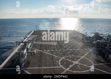 220726-N-XB010-1009 OSTCHINESISCHES MEER (26. Juli 2022) AH-1Z Cobra-Hubschrauber nach einer Landung auf dem nach vorn ausgesetzten Amphibien-Transportschiff USS New Orleans“ (LPD 18). New Orleans, Teil der Tripoli Amphibious Ready Group, ist zusammen mit der 31. Marine Expeditionary Unit im Zuständigkeitsbereich der US-amerikanischen 7.-Flotte tätig, um die Interoperabilität mit Verbündeten und Partnern zu verbessern und als einsatzbereite Eingreiftruppe zur Verteidigung von Frieden und Stabilität in der Region Indo-Pazifik zu dienen. Stockfoto