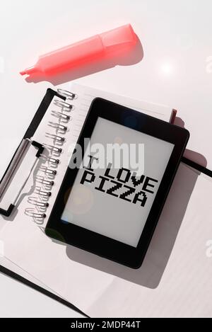 Textzeichen mit „I Love Pizza“. Geschäftsansatz, viel italienisches Essen mit Käse, Schinken, Peperoni in Scheiben zu mögen Stockfoto