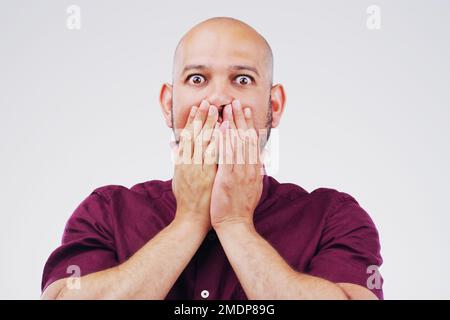 Okay, jetzt habe ich alles gesehen. Studioaufnahme eines jungen Mannes, der vor grauem Hintergrund schockiert aussieht. Stockfoto