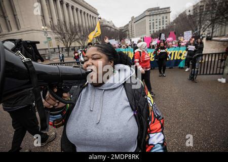 Washington, D.C., Washington, D.C., USA. 22. Januar 2023. Hunderte nehmen am 22. Januar 2023 an diesem jährlichen Frauenmarsch in Washington Teil. Die pro-Choice-Veranstaltung folgte auf die Veranstaltung „March for Life“ in der Stadt ein paar Tage zuvor. Die Kluft in den Vereinigten Staaten über das Wahlrecht einer Frau war noch nie so sichtbar. (Kreditbild: © Svet Jacqueline/ZUMA Press Wire) NUR REDAKTIONELLE VERWENDUNG! Nicht für den kommerziellen GEBRAUCH! Stockfoto