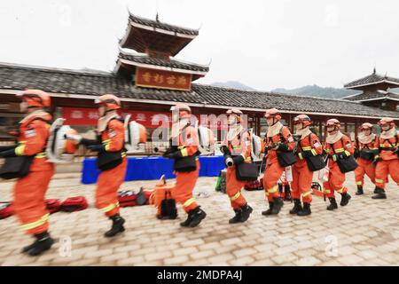 LIUZHOU, CHINA - 23. JANUAR 2023 - Waldfeuerwehrleute demonstrieren eine Notfallreaktion in Liuzhou City, Südchina Autonomen Reg. Guangxi Zhuang Stockfoto