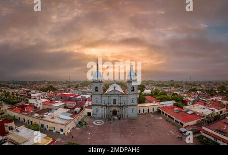 Ein malerischer Blick auf den Templo de San Juan Bautista, Tuxpan, Jalisco bei Sonnenuntergang Stockfoto