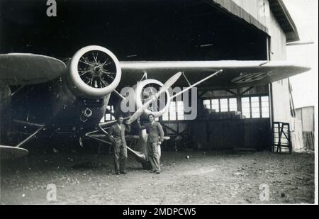 Afrika, Äthiopien, Addis - Abeba - 1937 - italienischer Flughafen - Kolonie, Faschismus - 1937 - Flugzeug caproni aereo ca 133 Stockfoto