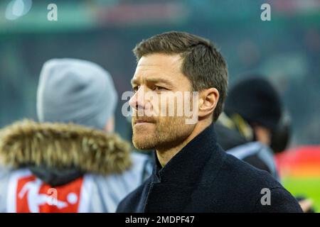 Sport, Fußball, Bundesliga, 2022/2023, Borussia Moenchengladbach vs. Bayer 04 Leverkusen 2-3, Stadium Borussia Park, Cheftrainer Xabier Xavi Alonso (Leverkusen), DFL-VORSCHRIFTEN VERBIETEN DIE VERWENDUNG VON FOTOS ALS BILDSEQUENZEN UND/ODER QUASI-VIDEO Stockfoto