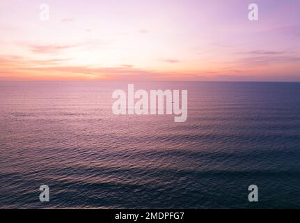 Luftblick Sonnenuntergang Himmel, Natur wunderschönes Licht Sonnenuntergang oder Sonnenaufgang über Meer, farbenfrohe dramatische majestätische Landschaft Himmel mit unglaublichen Wolken und Wellen in der Sonne Stockfoto