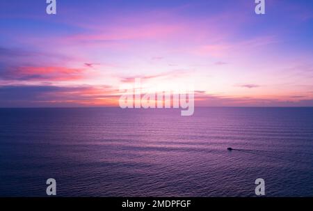 Luftblick Sonnenuntergang Himmel, Natur wunderschönes Licht Sonnenuntergang oder Sonnenaufgang über Meer, farbenfrohe dramatische majestätische Landschaft Himmel mit unglaublichen Wolken und Wellen in der Sonne Stockfoto