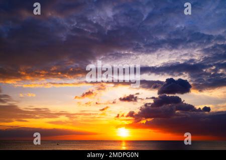 Luftblick Sonnenuntergang Himmel, Natur wunderschönes Licht Sonnenuntergang oder Sonnenaufgang über Meer, farbenfrohe dramatische majestätische Landschaft Himmel mit unglaublichen Wolken und Wellen in der Sonne Stockfoto