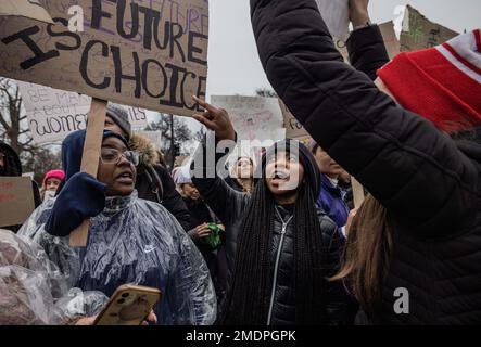 Washington, D.C., Washington, D.C., USA. 22. Januar 2023. Hunderte nehmen am 22. Januar 2023 an diesem jährlichen Frauenmarsch in Washington Teil. Die pro-Choice-Veranstaltung folgte auf die Veranstaltung „March for Life“ in der Stadt ein paar Tage zuvor. Die Kluft in den Vereinigten Staaten über das Wahlrecht einer Frau war noch nie so sichtbar. (Kreditbild: © Svet Jacqueline/ZUMA Press Wire) NUR REDAKTIONELLE VERWENDUNG! Nicht für den kommerziellen GEBRAUCH! Stockfoto