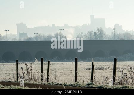 Eton, Windsor, Berkshire, Großbritannien. 23. Januar 2023. Schloss Windsor an einem nebligen Tag in Eton. Nach einer weiteren Nacht mit eisigen Temperaturen, gab es heute Morgen in Eton einen glitzernden Hoar Frost, der Pflanzen, Bäume und Felder bedeckte. Kredit: Maureen McLean/Alamy Live News Stockfoto