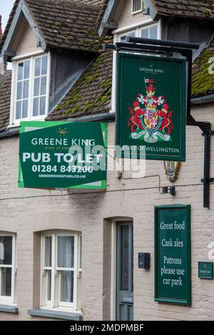 Schilder auf einem Pub zum Verlassen. Der Duke of Wellington Pub ist zu einer Zeit vermietet, in der das Gastgewerbe mit der Wirtschaft zu kämpfen hat. Stockfoto