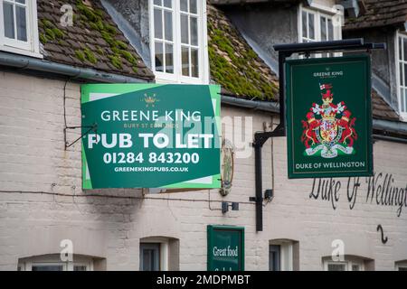 Schilder auf einem Pub zum Verlassen. Der Duke of Wellington Pub ist zu einer Zeit vermietet, in der das Gastgewerbe mit der Wirtschaft zu kämpfen hat. Stockfoto